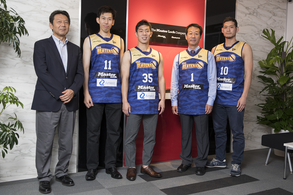 三条ビーターズ：柴山ディレクター（写真左）、小沼選手（#11）、南条選手（#35）、松岡選手（#10） マスターロック：松岡代表取締役（写真右から２番目）